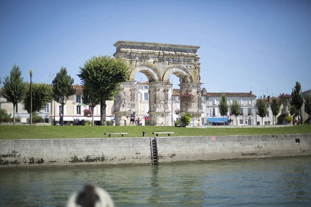 Arco di Germanico nella città di Saintes sul fiume Charente