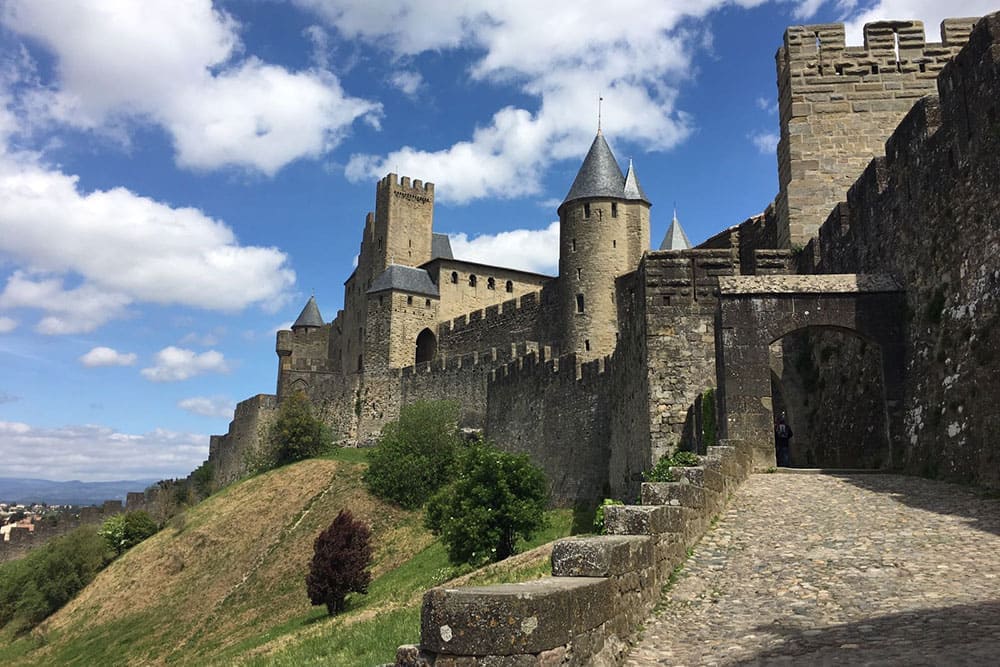 Le mura della città di Carcassonne sul Canal du Midi.