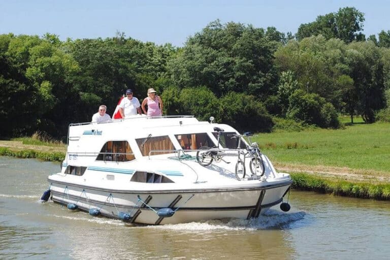 Houseboat Clipper in navigazione sul canale